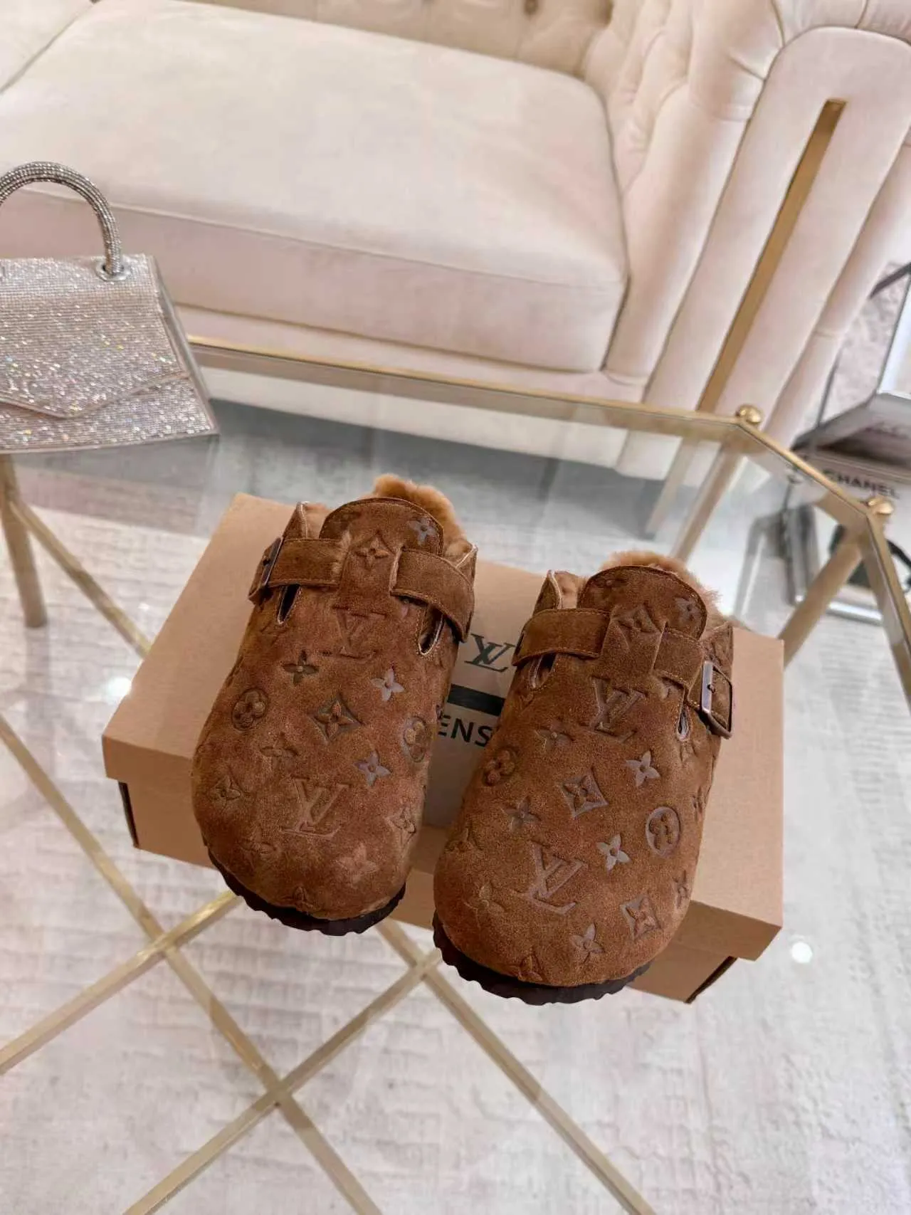 p600 ✨ LV wool slippers for couples｜Even the toes exude a sense of luxury ✨ We have achieved the ultimate restoration of the "high version" of this pair of LV classic Birkenstock slippers, with the mark of luxury in every detail. 👫 ▫️ Original jacquard with delicate cowhide leather, retro texture is at your fingertips; ▫️ 100% pure wool lining, wearing barefoot is like stepping on clouds, skin-friendly, breathable and not sweaty; ▫️ Three-dimensional toe cap + non-slip rubber sole, safe and secure when walking in the wind.  The belt buckle and presbyopia elements are embellished, revealing the aura of a big-name brand in a low-key manner. Whether it is on a date or out on the street, every step is like walking in the middle of a show.  Pair it with jeans for a lazy and casual look; with a coat and skirt, it will look elegant. With one pair of shoes, you can easily switch between multiple styles, and you never have to be deliberate about the sense of luxury.  #LVcouples #high-endwear #lightluxurylife #quality recommendation Fabric: classic presbyopia/imported sheepskin/classic jacquard fabric Lining: imported wool lining Sole: original rubber sole Size: Female 35-41 Male 38-46